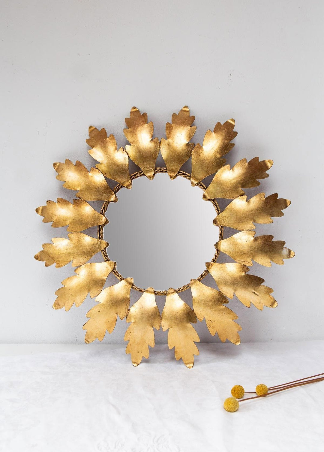 Espejo sol metal dorado marco con hojas c. 1960s (50 cm)