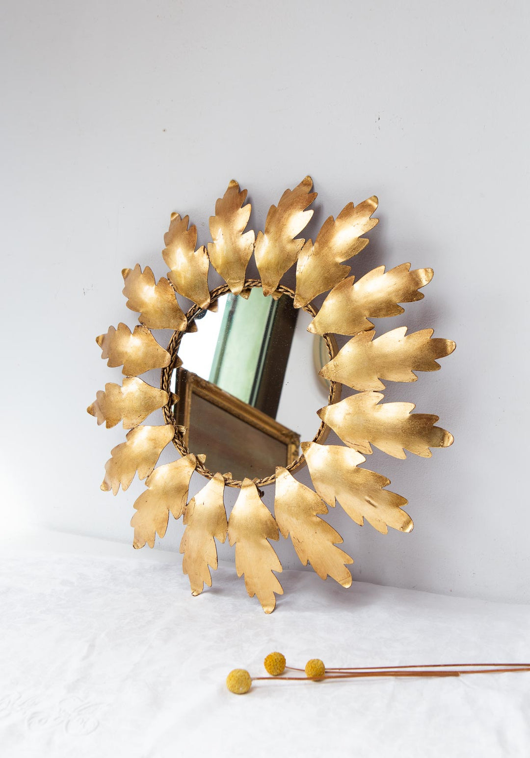 Espejo sol metal dorado marco con hojas c. 1960s (50 cm)