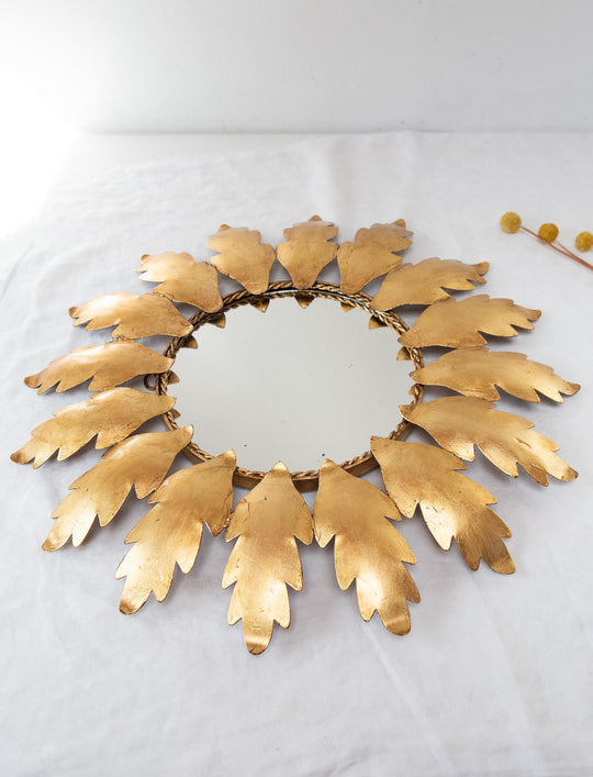 Espejo sol metal dorado marco con hojas c. 1960s (50 cm)