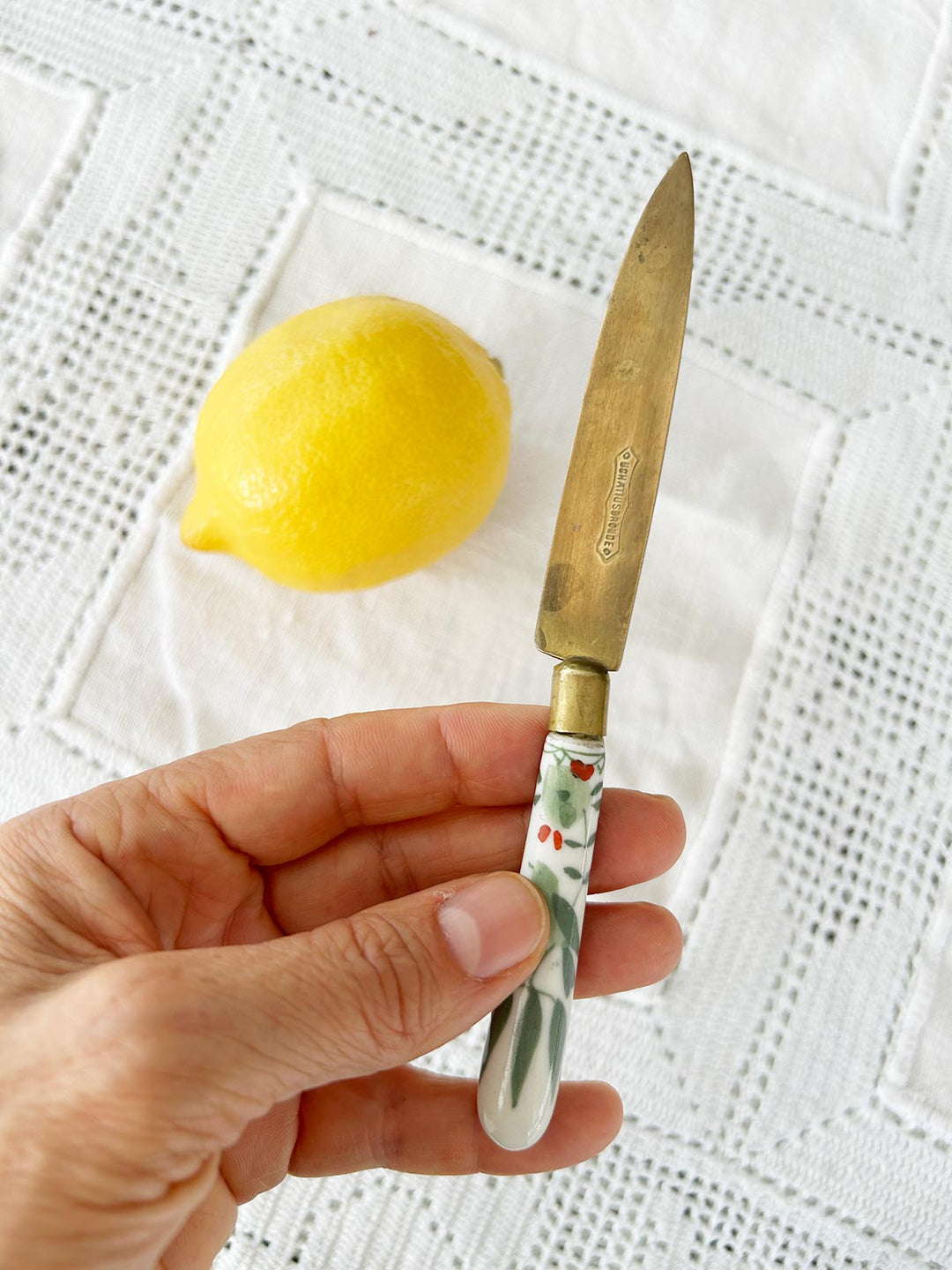 Juego de 4 cuchillos de fruta antiguos, hojas de bronce Uchatius y mangos de porcelana, c. 1900-1920