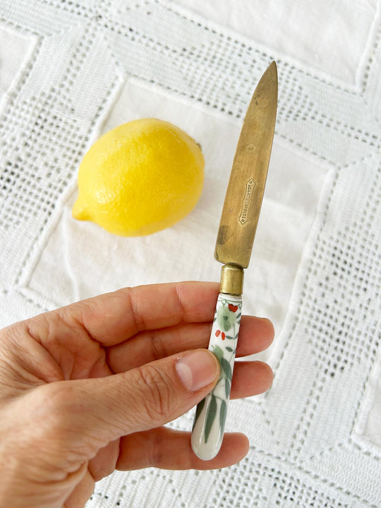Juego de 4 cuchillos de fruta antiguos, hojas de bronce Uchatius y mangos de porcelana, c. 1900-1920