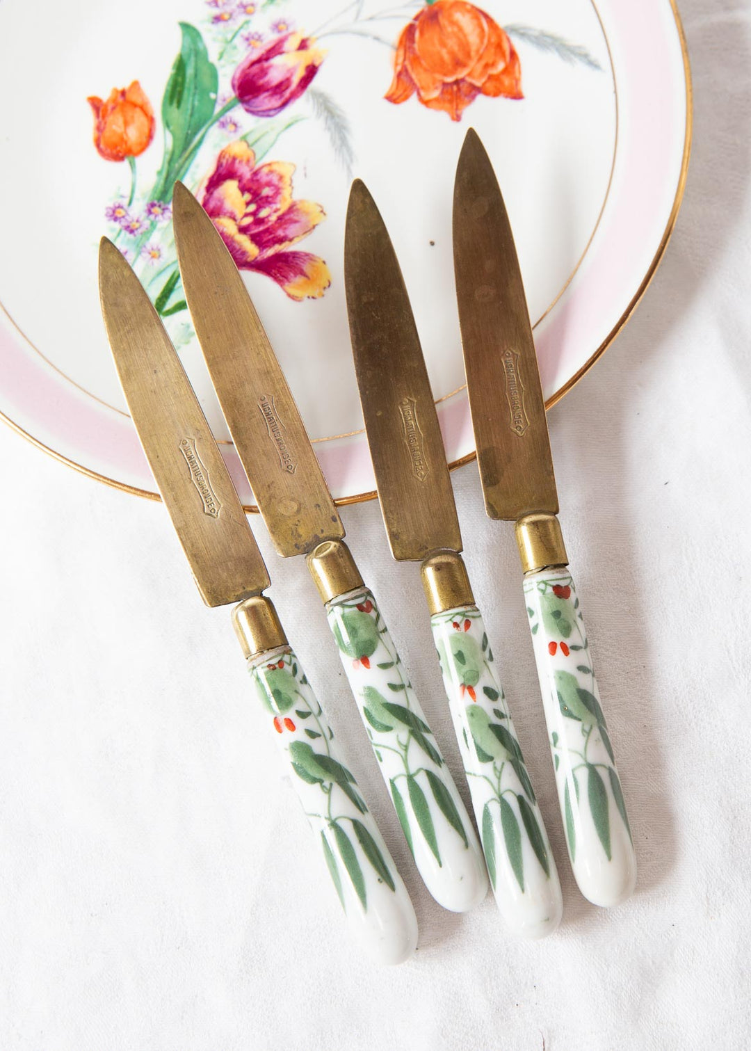 Juego de 4 cuchillos de fruta antiguos, hojas de bronce Uchatius y mangos de porcelana, c. 1900-1920
