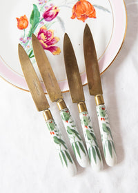 Juego de 4 cuchillos de fruta antiguos, hojas de bronce Uchatius y mangos de porcelana, c. 1900-1920