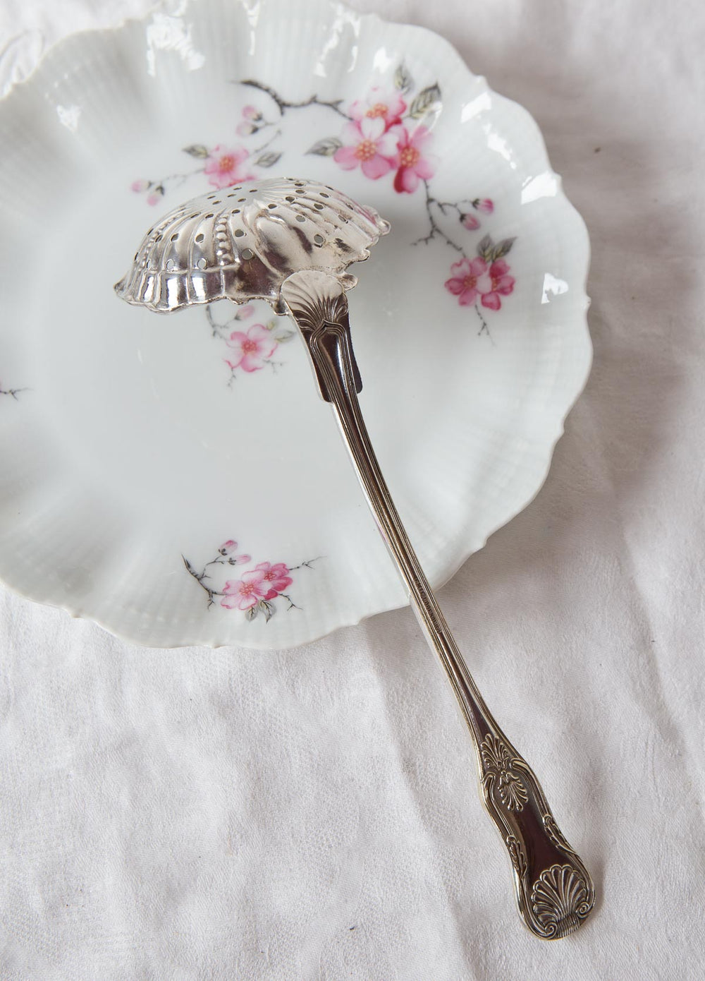 Cuchara calada para servir compota o fruta Emil Uddenberg estilo Kings Pattern
