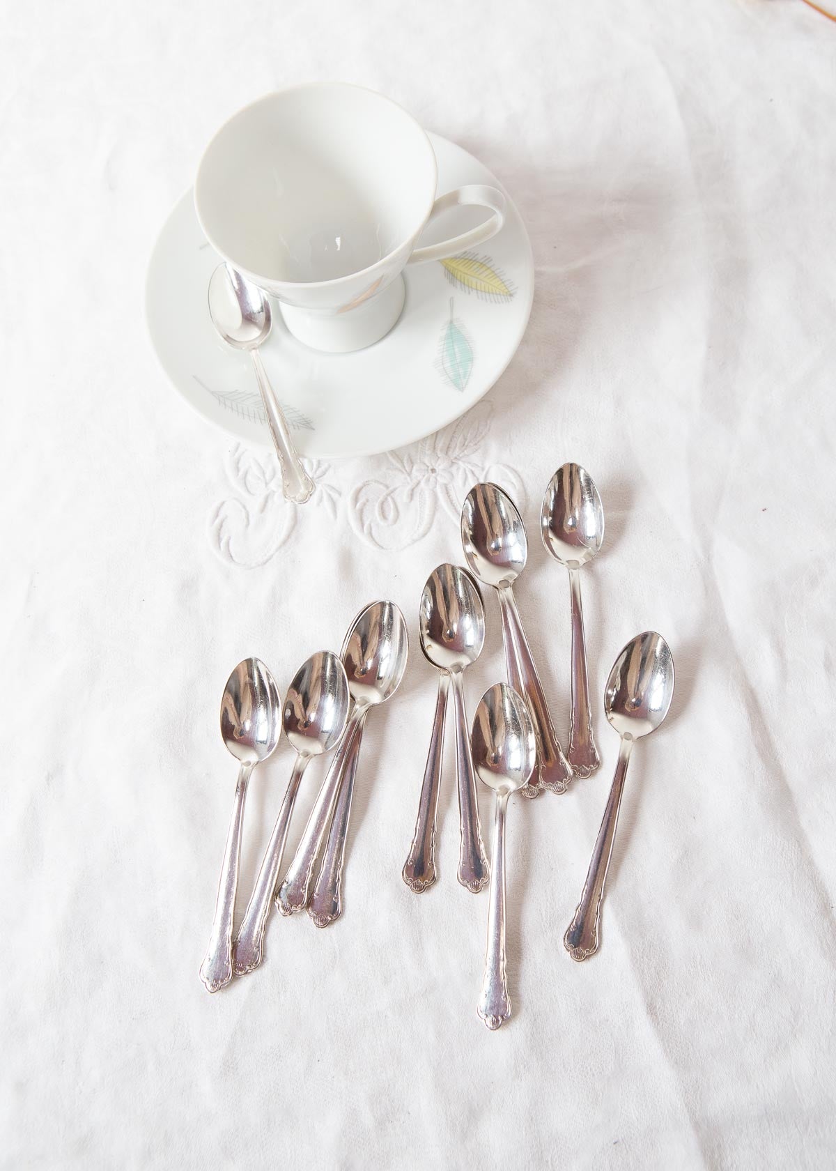 12 cucharillas de café moca suecas GAB junto a una taza