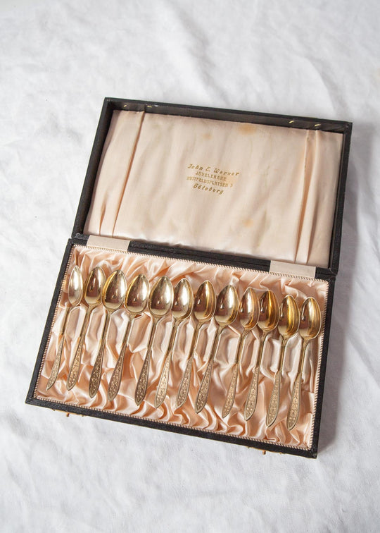 Juego 12 cucharillas suecas metal baño dorado en estuche c. 1950