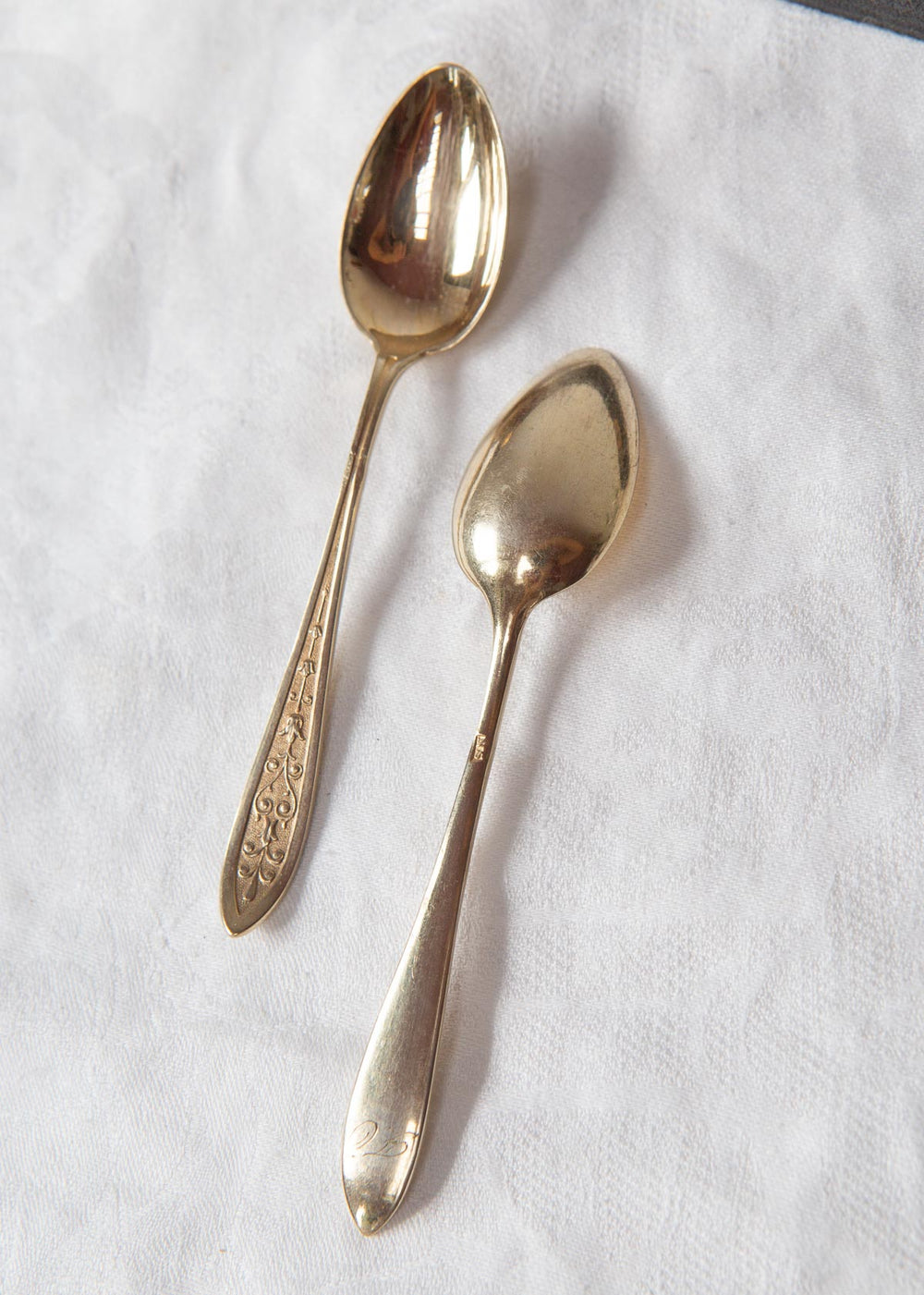 Juego 12 cucharillas suecas metal baño dorado en estuche c. 1950