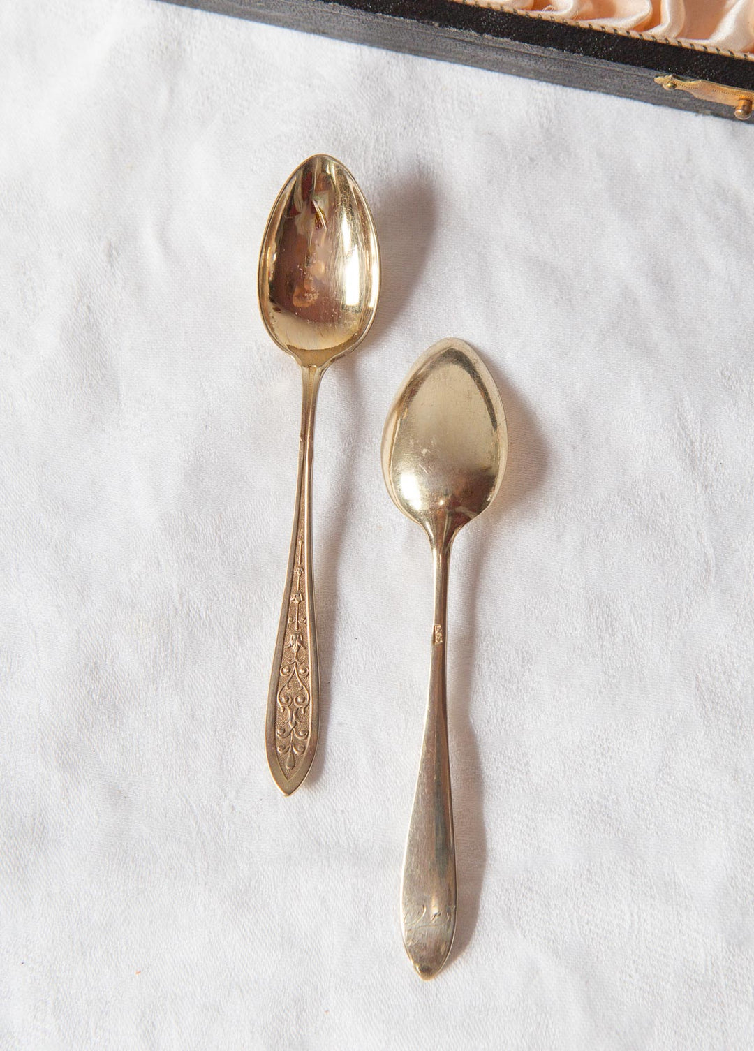Juego 12 cucharillas suecas metal baño dorado en estuche c. 1950