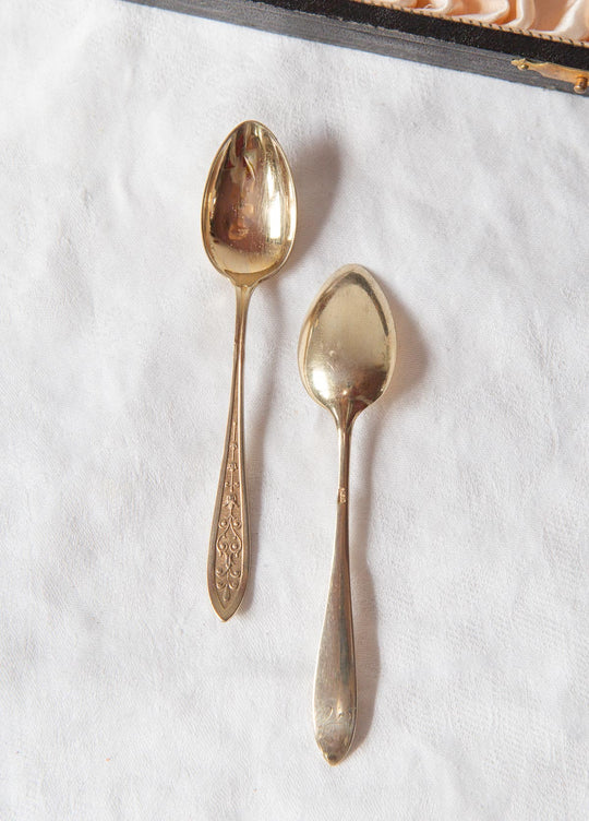 Juego 12 cucharillas suecas metal baño dorado en estuche c. 1950