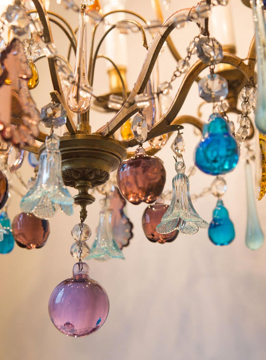 lámpara techo antigua araña francesa cristales colores frutas gotas antique french chandelier with murano glass drop lustre ancien Carmen Miranda vintageandchic