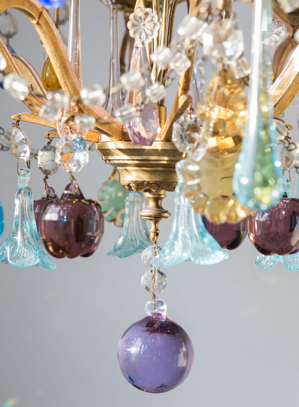lámpara techo antigua araña francesa cristales colores frutas gotas antique french chandelier with murano glass drop lustre ancien Carmen Miranda vintageandchic