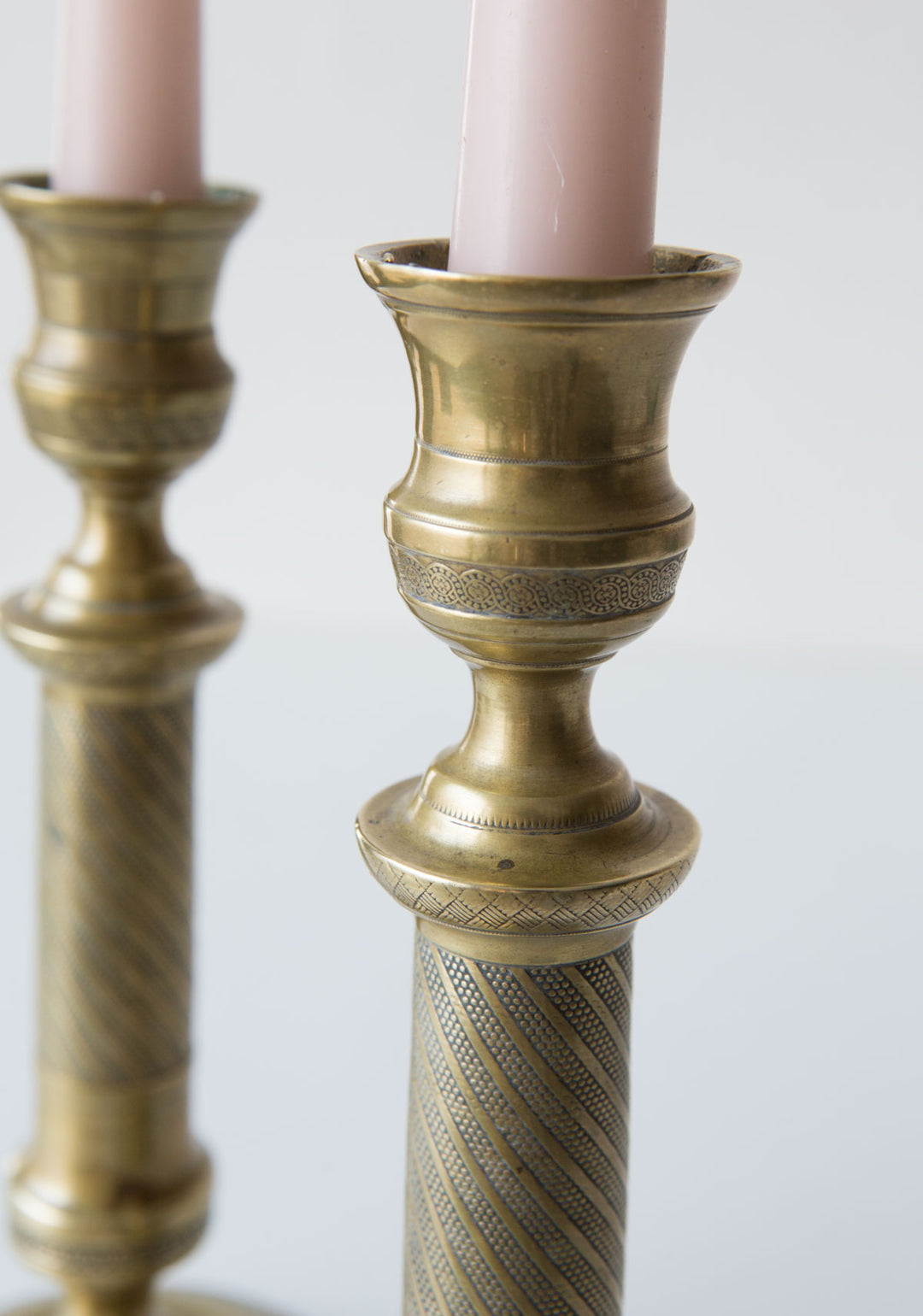 Pareja candeleros bronce estilo Restauración. Francia ppios XIX (24 cm)