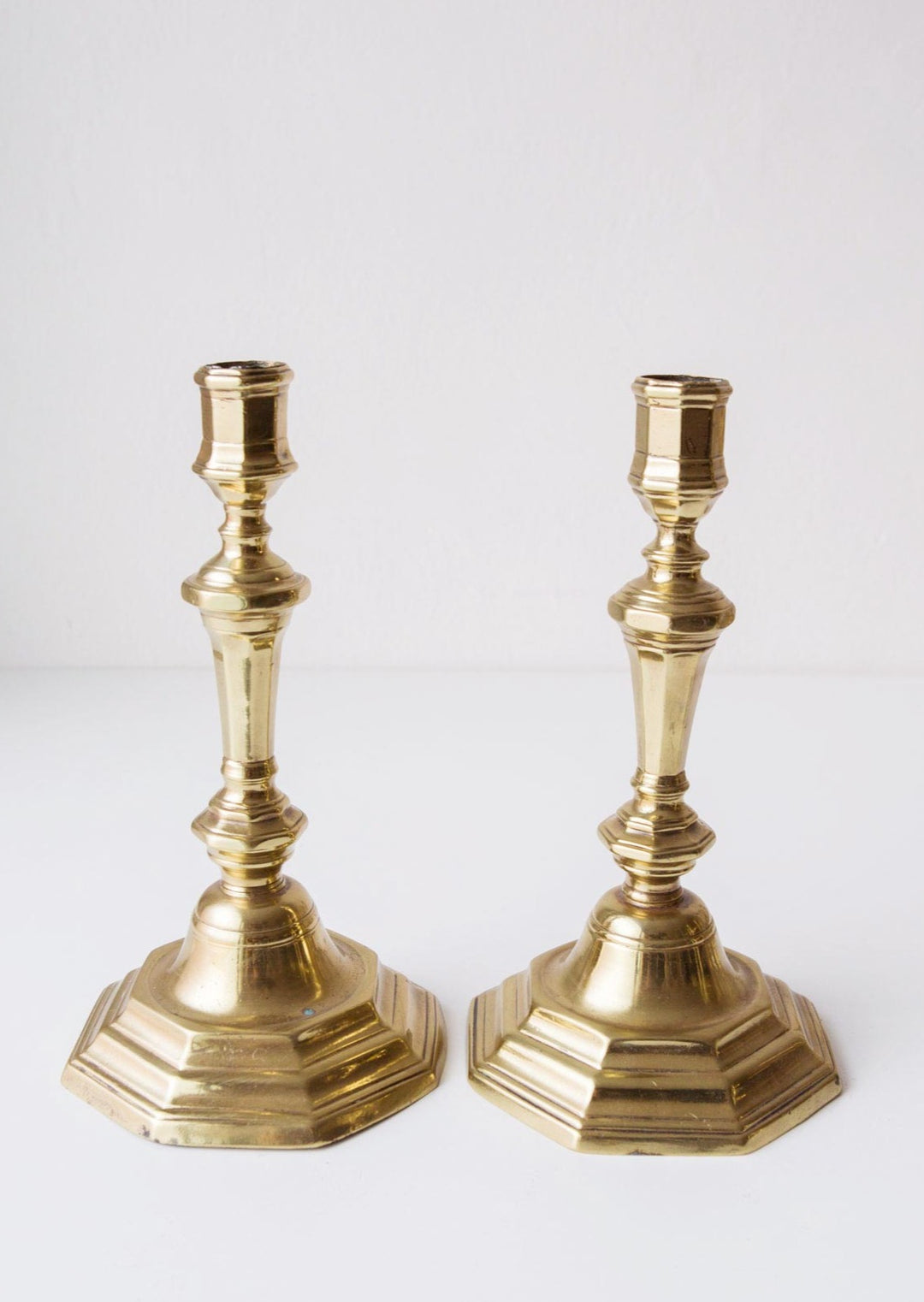 Pareja de antiguos candeleros franceses latón pair of french antique candlesticks