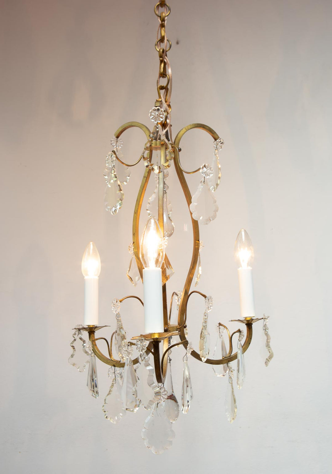 Chandelier francés latón 3 brazos con cristales c. 1940s (35 cm)
