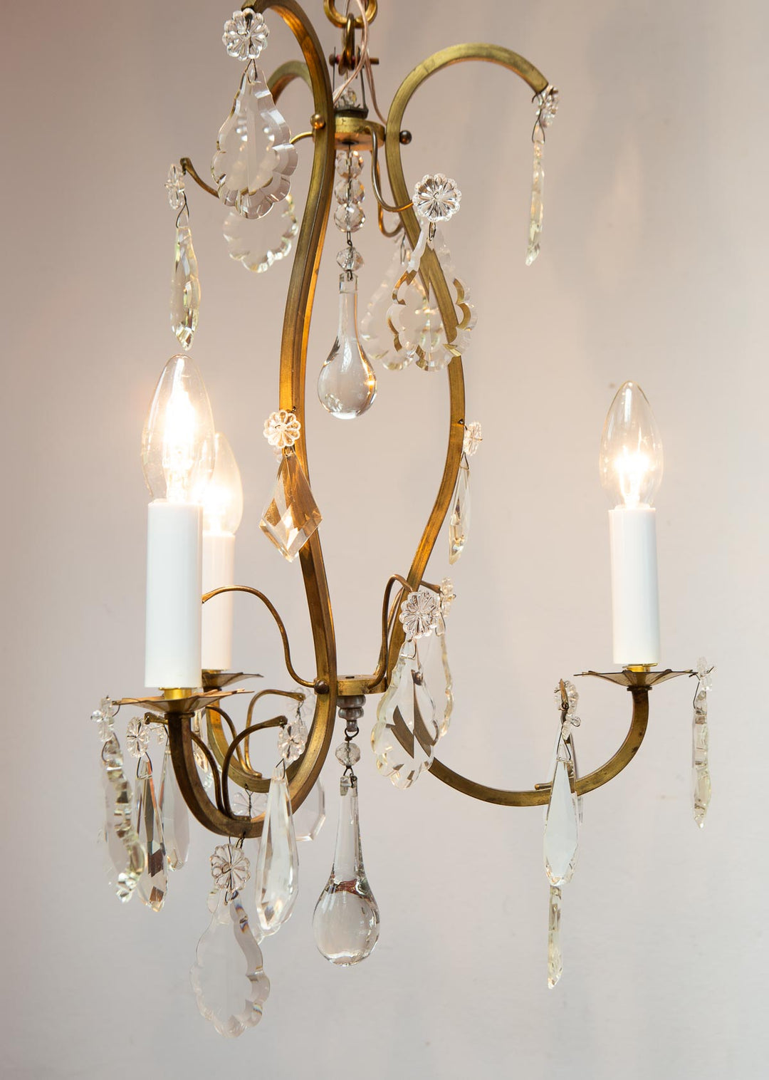 Chandelier francés latón 3 brazos con cristales c. 1940s (35 cm)