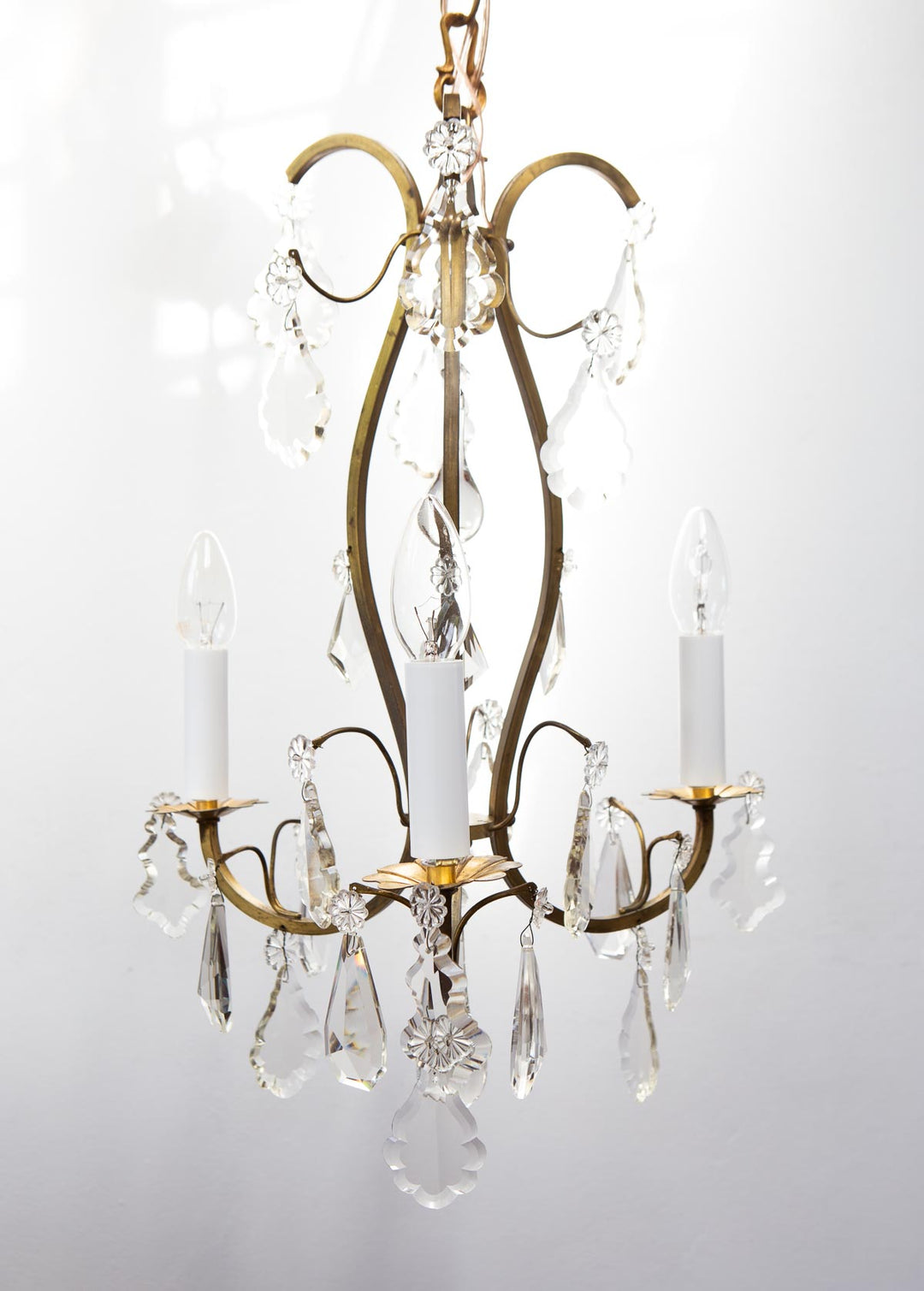 Chandelier francés latón 3 brazos con cristales c. 1940s (35 cm)