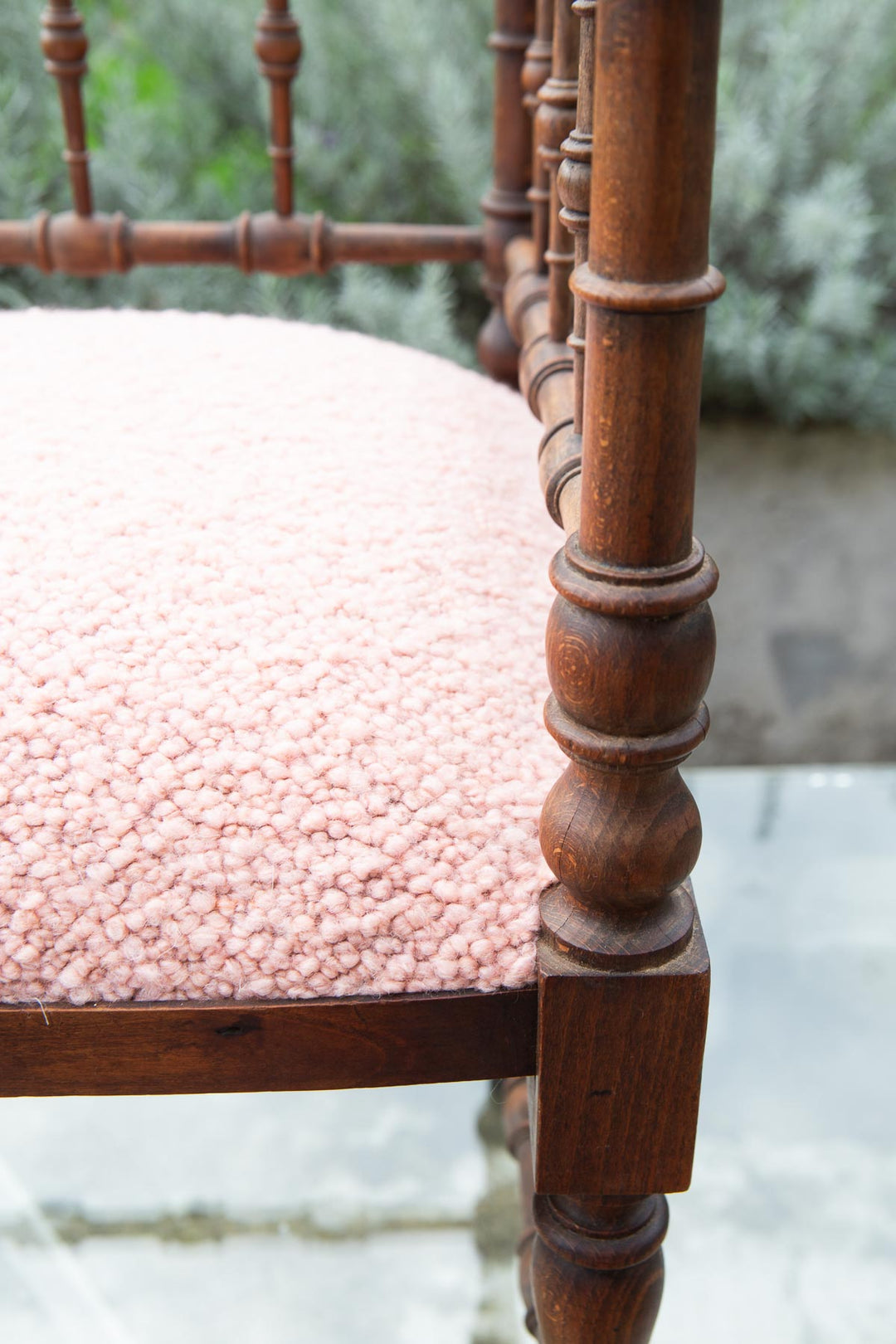 Antigua silla esquinera francesa madera tapizado rizo rosa c. 1900