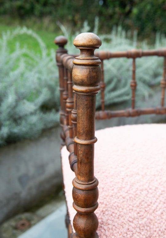 Antigua silla esquinera francesa madera tapizado rizo rosa c. 1900