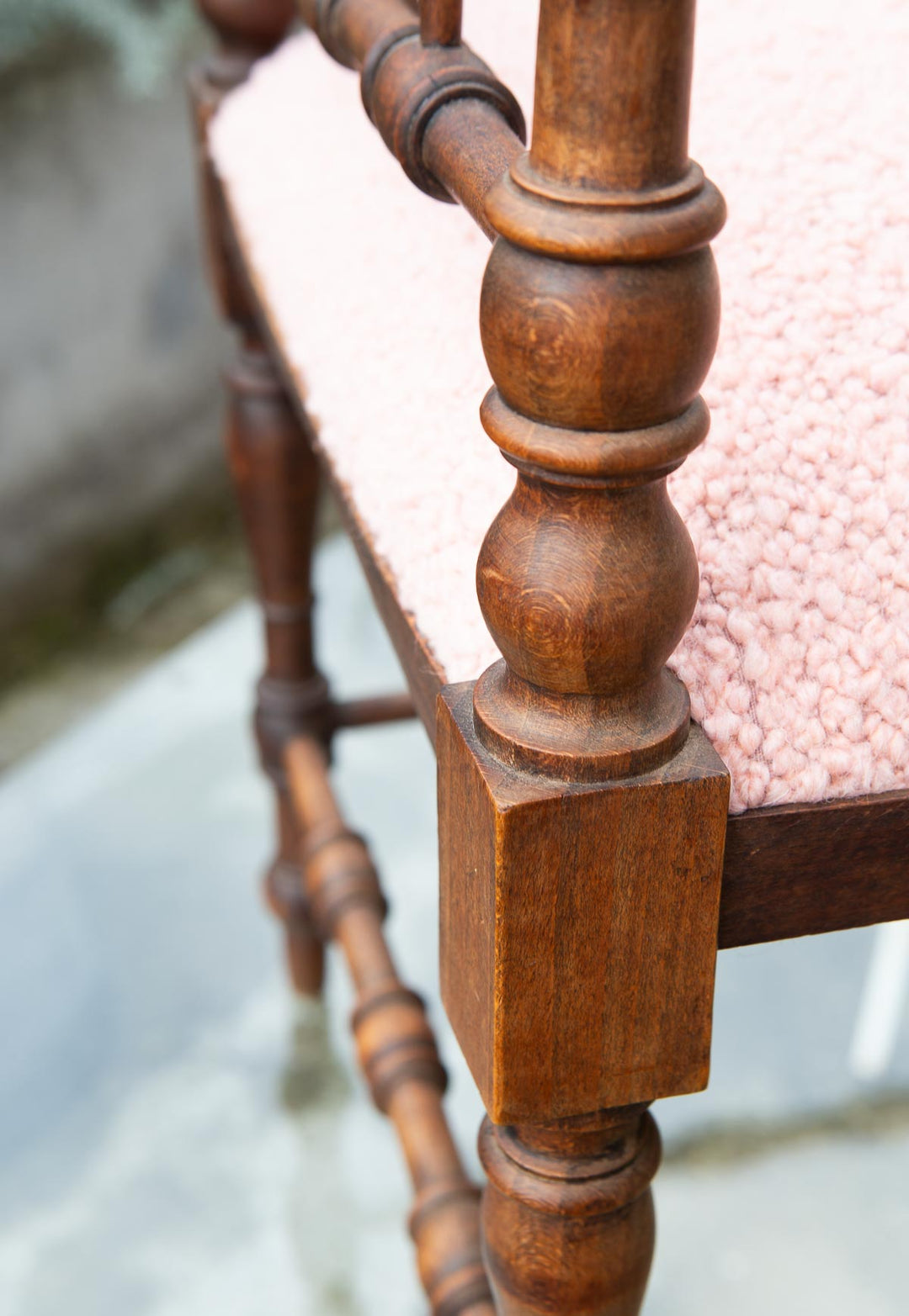 Antigua silla esquinera francesa madera tapizado rizo rosa c. 1900