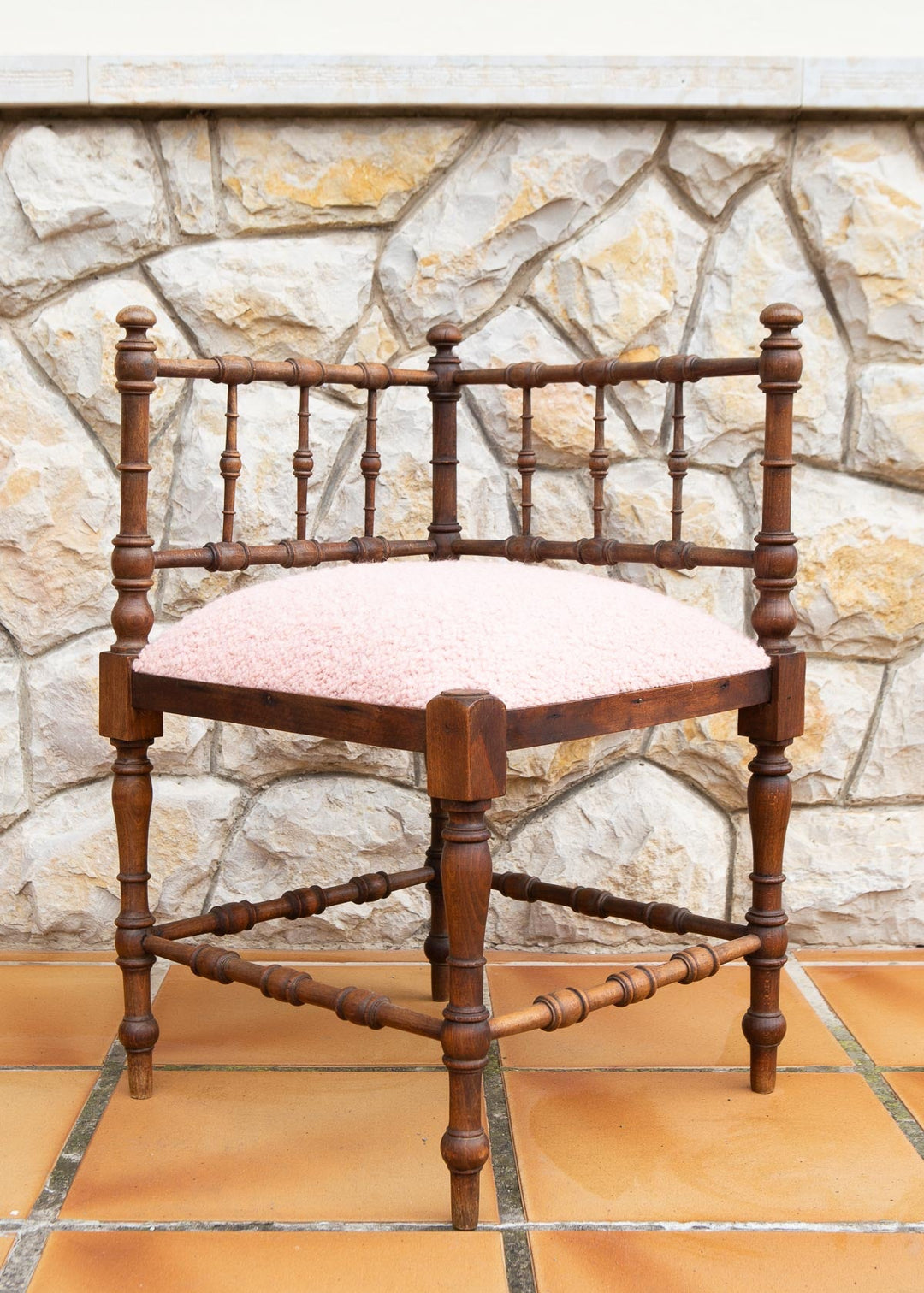 Antigua silla esquinera francesa madera tapizado rizo rosa c. 1900