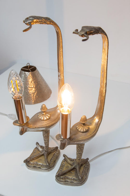 Pareja antiguas lámparas de mesa bronce plateado figuras fantásticas (45 cm)