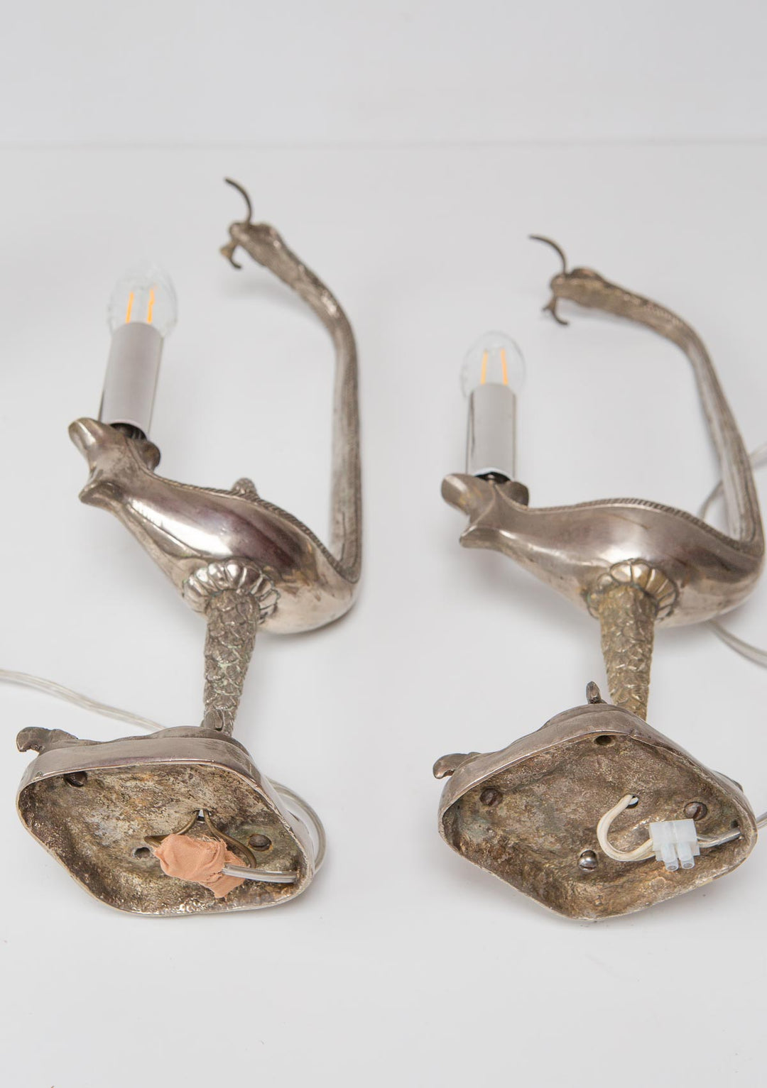 Pareja antiguas lámparas de mesa bronce plateado figuras fantásticas (45 cm)