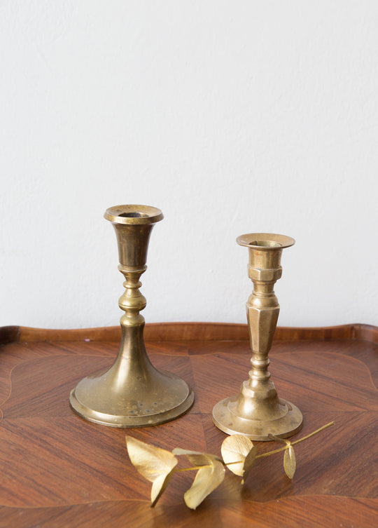 Juego de dos candeleros suecos latón