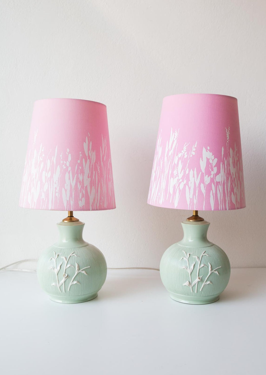 Pareja lámparas porcelana verde + pantallas rosa (47 cm)