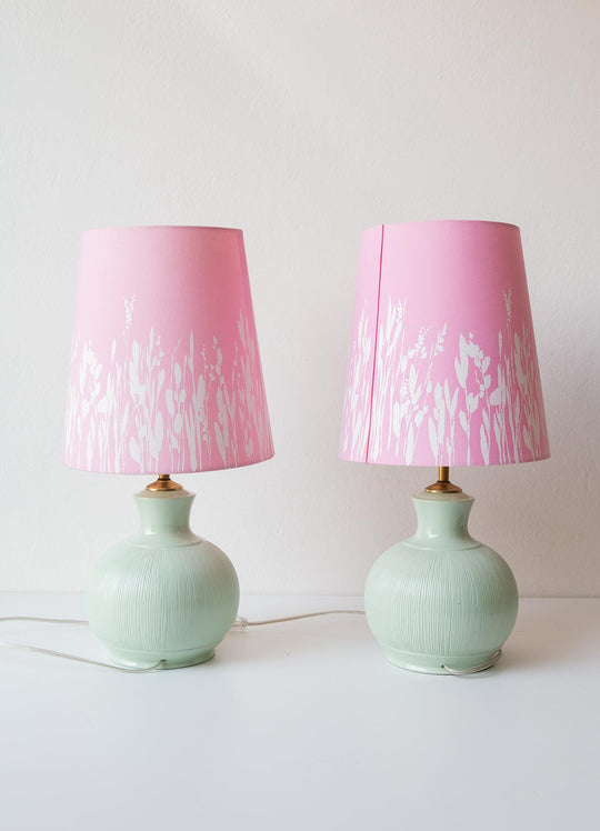 Pareja lámparas porcelana verde + pantallas rosa (47 cm)