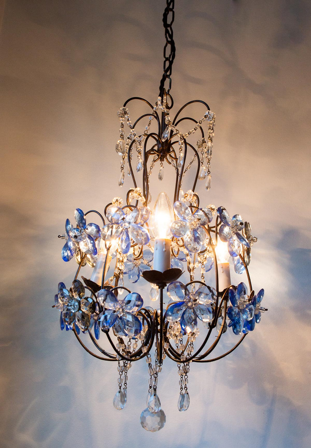 Antigua lampara de araña techo italiana dorada y cristales antique italian chandelier flores azules