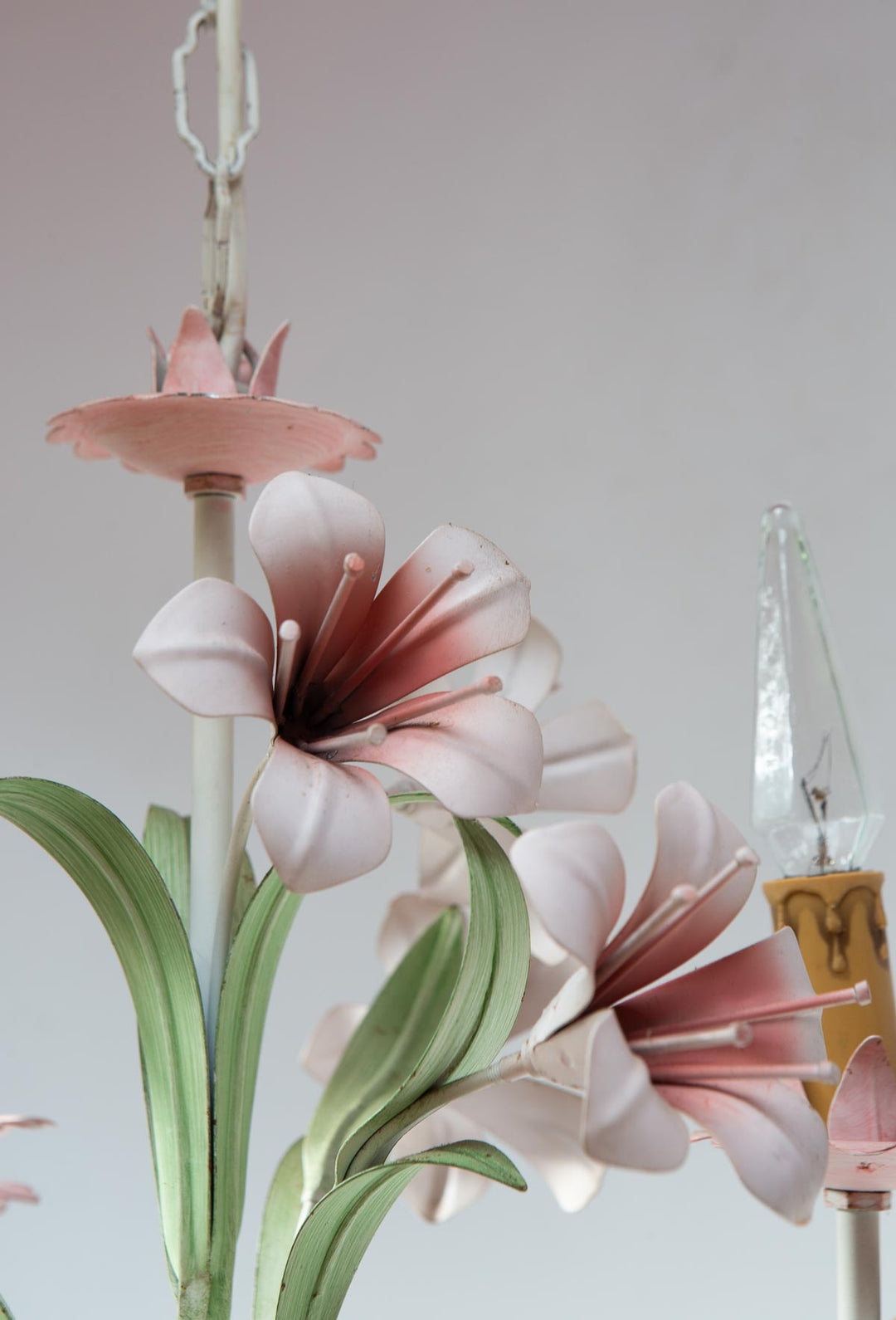 Chandelier italiano flores y hojas metal colores c. 1980s (34 cm)