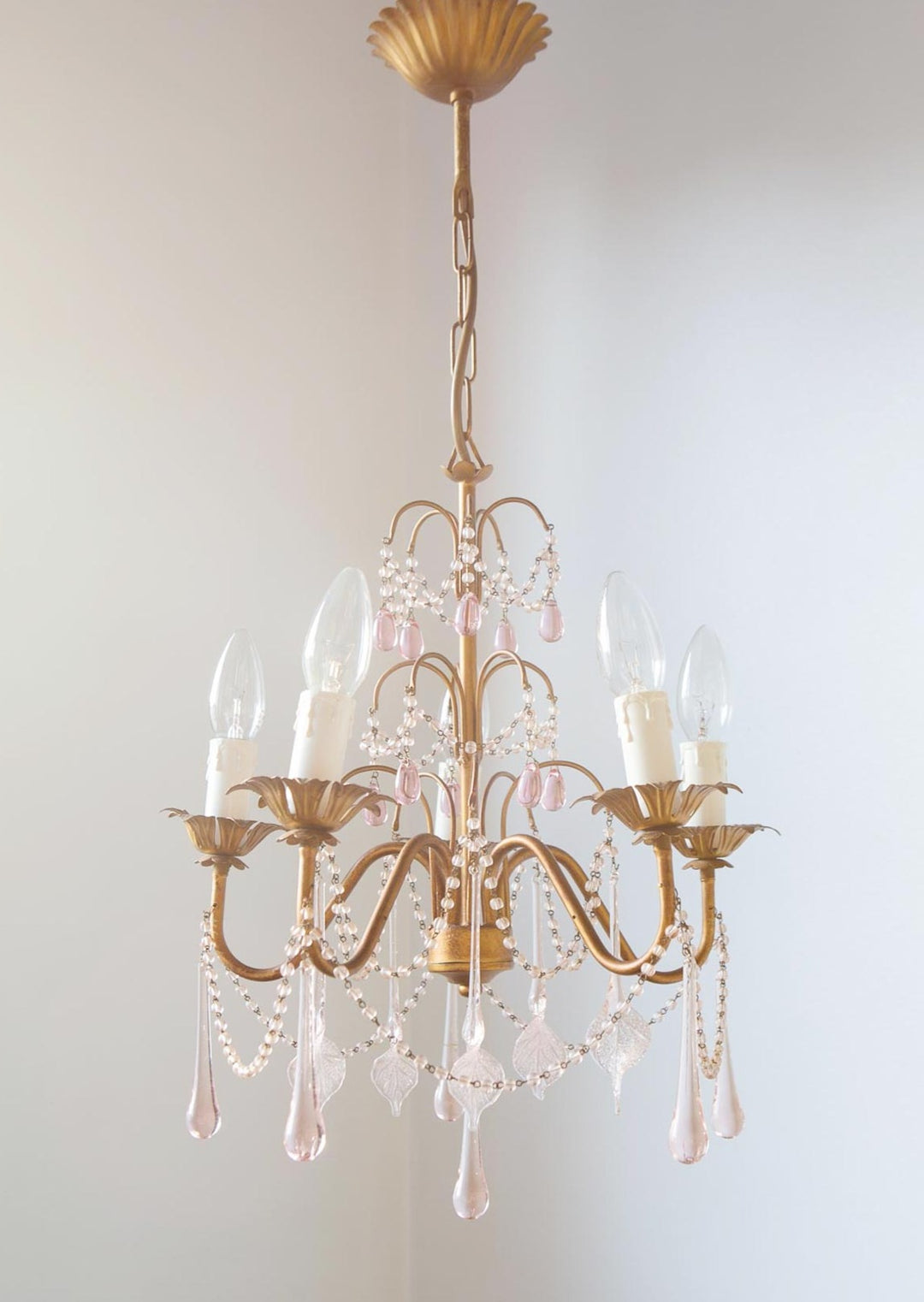Antigua lampara de araña techo italiana dorada y cristales antique italian chandelier cristales opalina rosa pink opaline glass