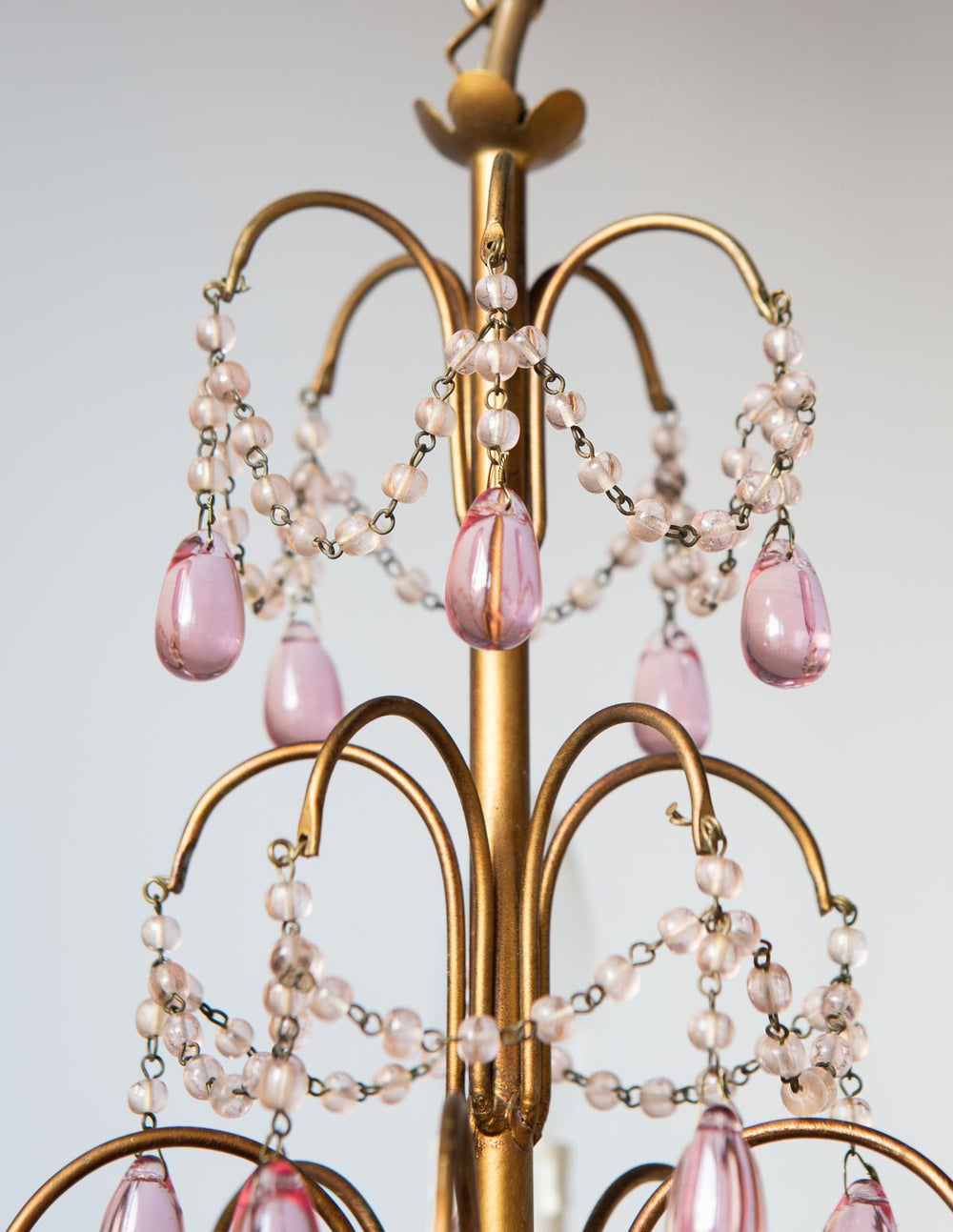 Antigua lampara de araña techo italiana dorada y cristales antique italian chandelier cristales opalina rosa pink opaline glass
