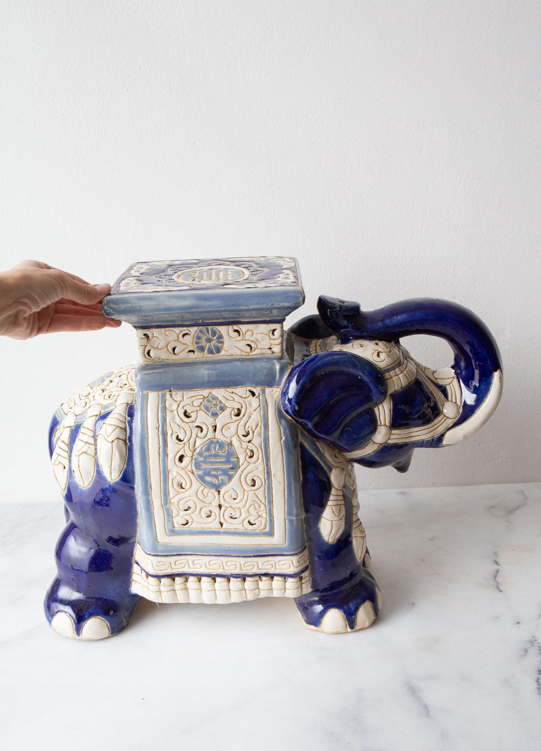 Figura de elefante cerámica esmaltada azul y blanco (VENDIDA)