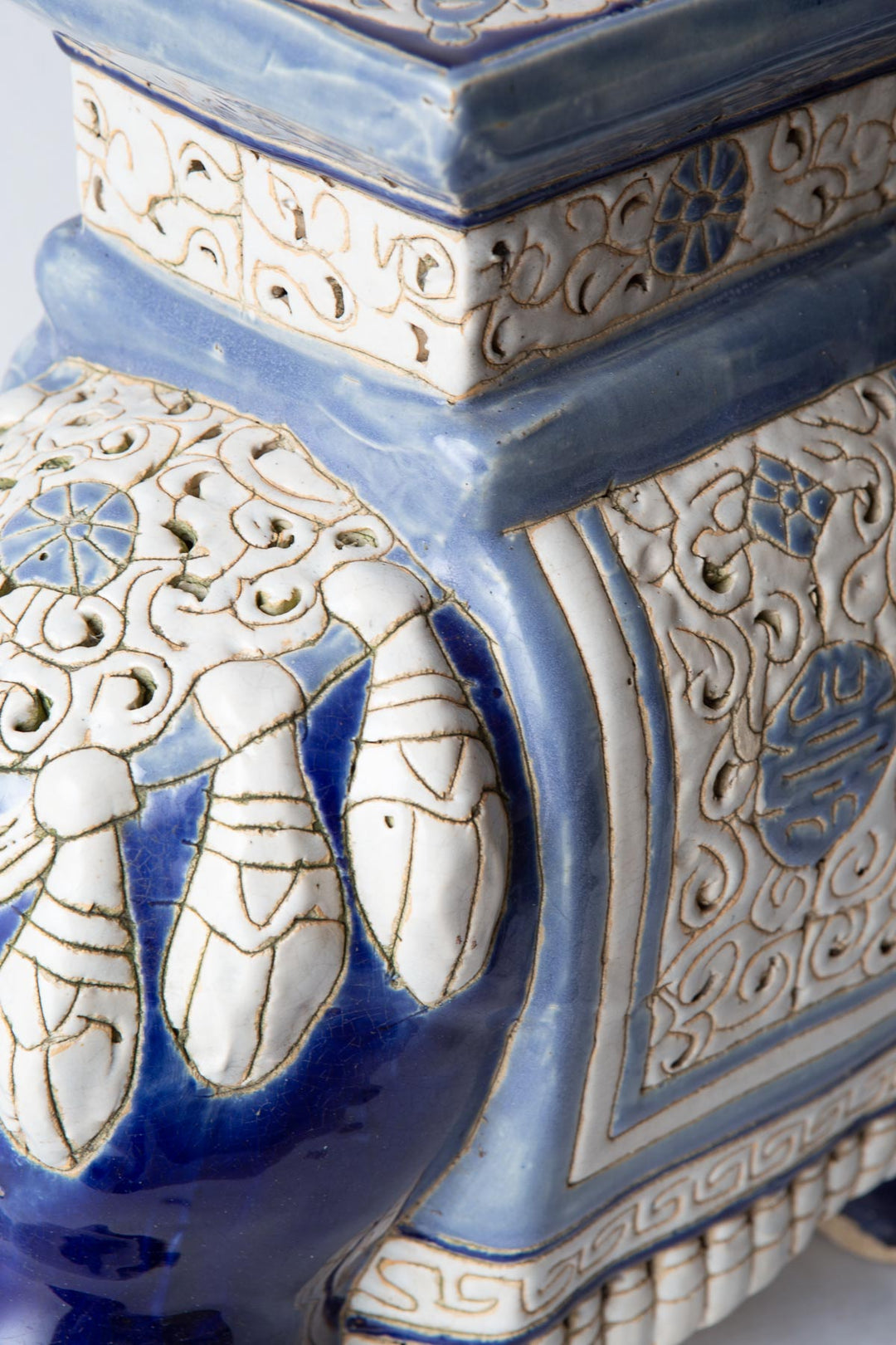 Figura de elefante cerámica esmaltada azul y blanco (VENDIDA)