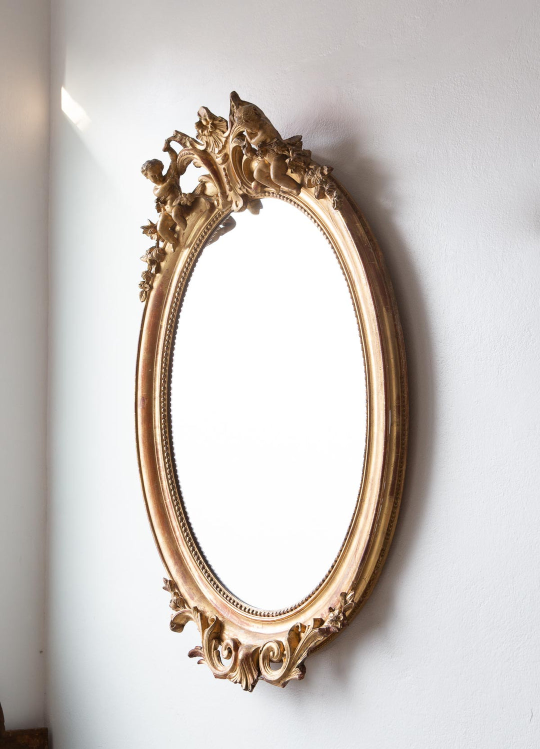 Antiguo espejo francés ovalado madera dorada con amorcillos angelotes copete s. XIX antique french gilded mirror with angels