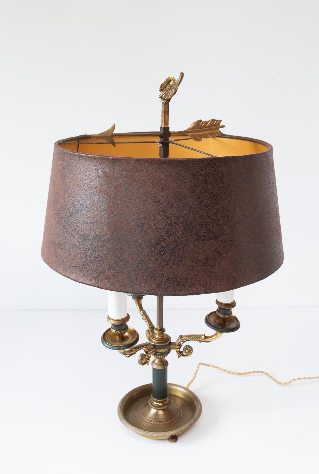 Lámpara bouillotte francesa estilo Imperio en bronce y esmalte verde, ca. 1900-20 (55 cm)