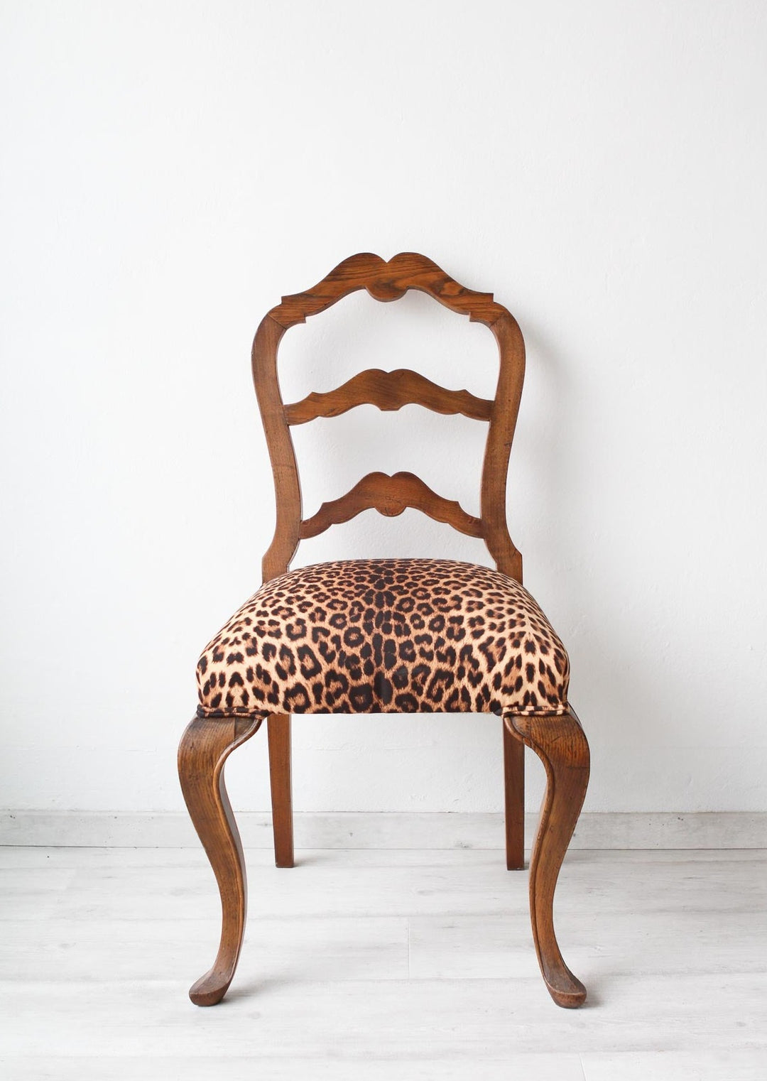 Antigua silla madera tapizada leopardo (VENDIDA)