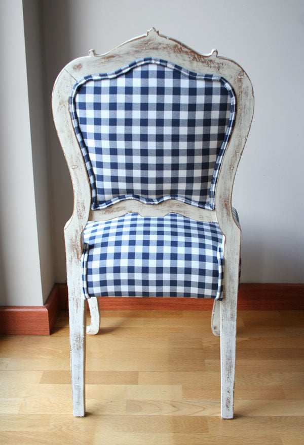 Antigua silla castaño pintada blanco y tapizado vichy azul (VENDIDA)