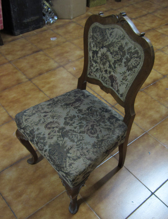 Antigua silla castaño pintada blanco y tapizado vichy azul (VENDIDA)