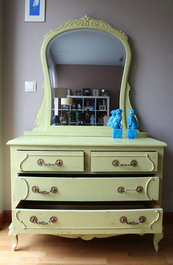 Antigua cómoda con espejo pintada verde lima (VENDIDA)