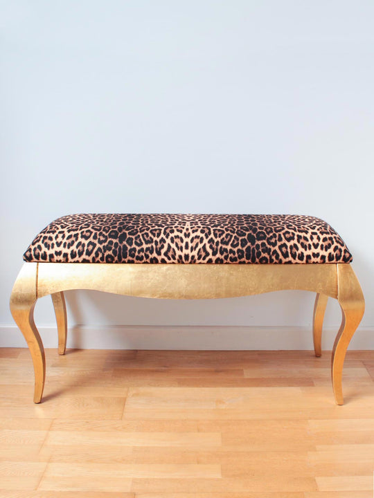 Banco dorado tapizado microfibra leopardo (101 cm)
