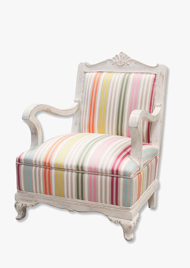 Antigua butaca de madera de castaño pintada de color blanco y tapizada rayas multicolores