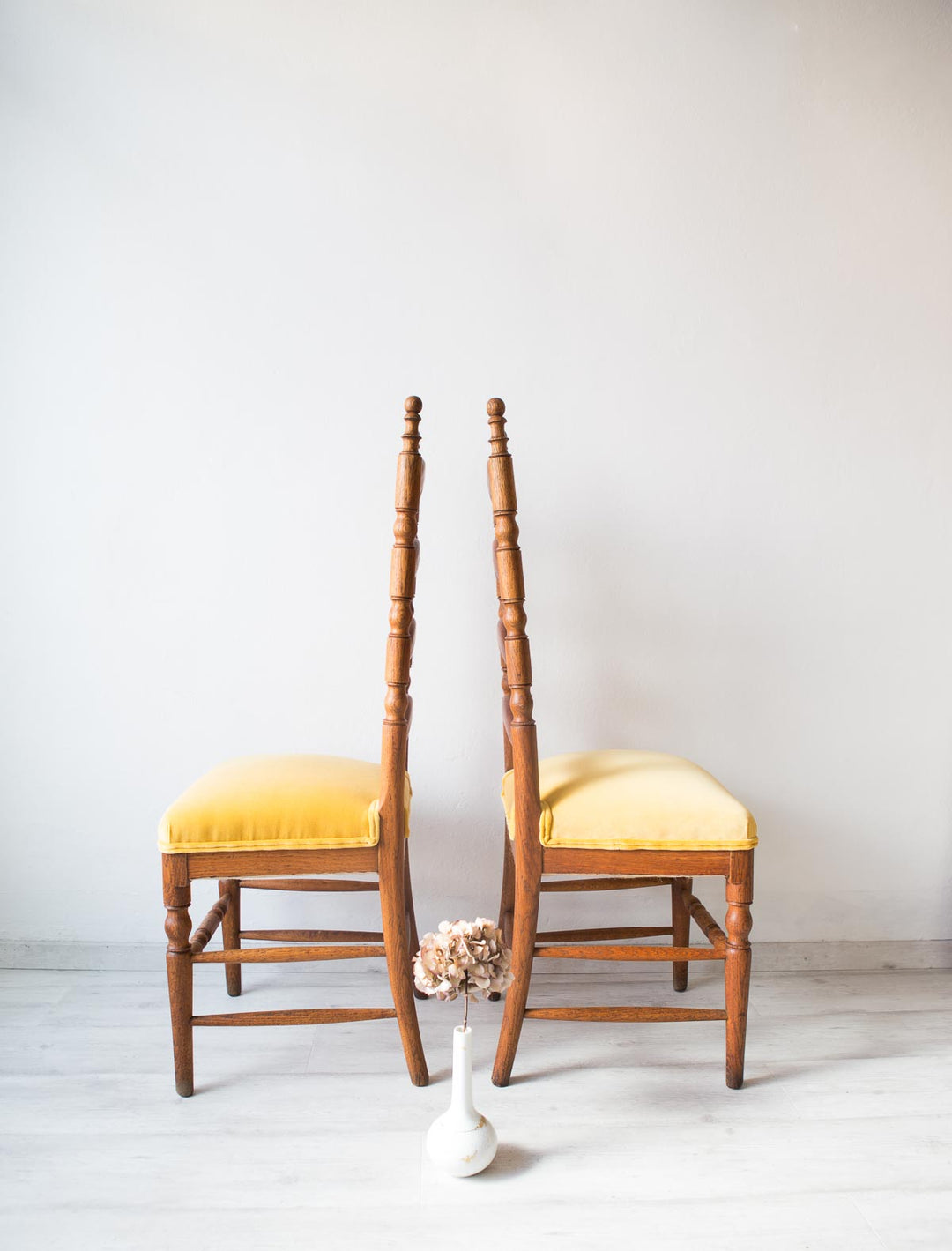 Antiguas sillas castaño y terciopelo amarillo (VENDIDAS)