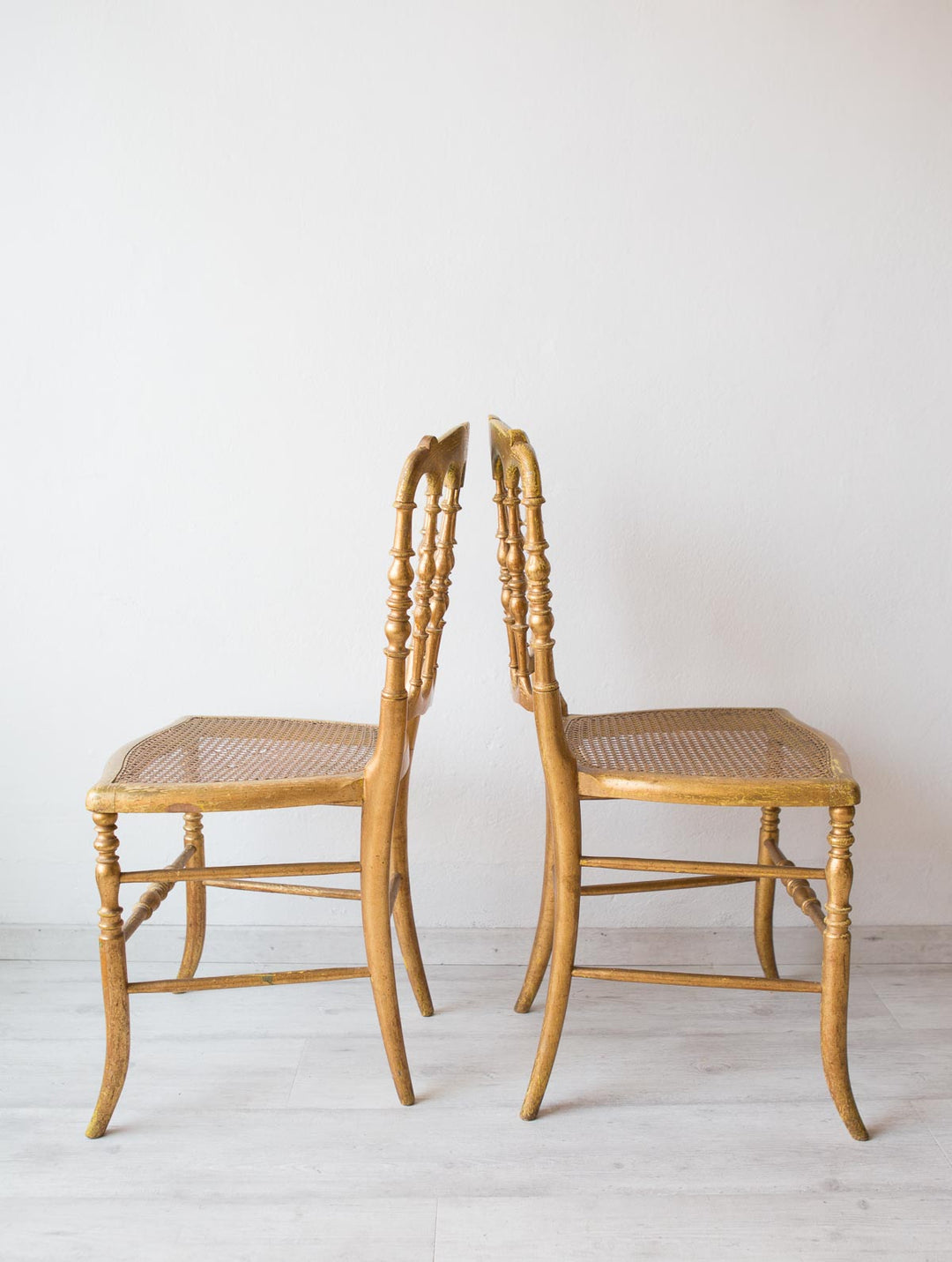 Pareja sillas doradas estilo Chiavari (VENDIDAS)
