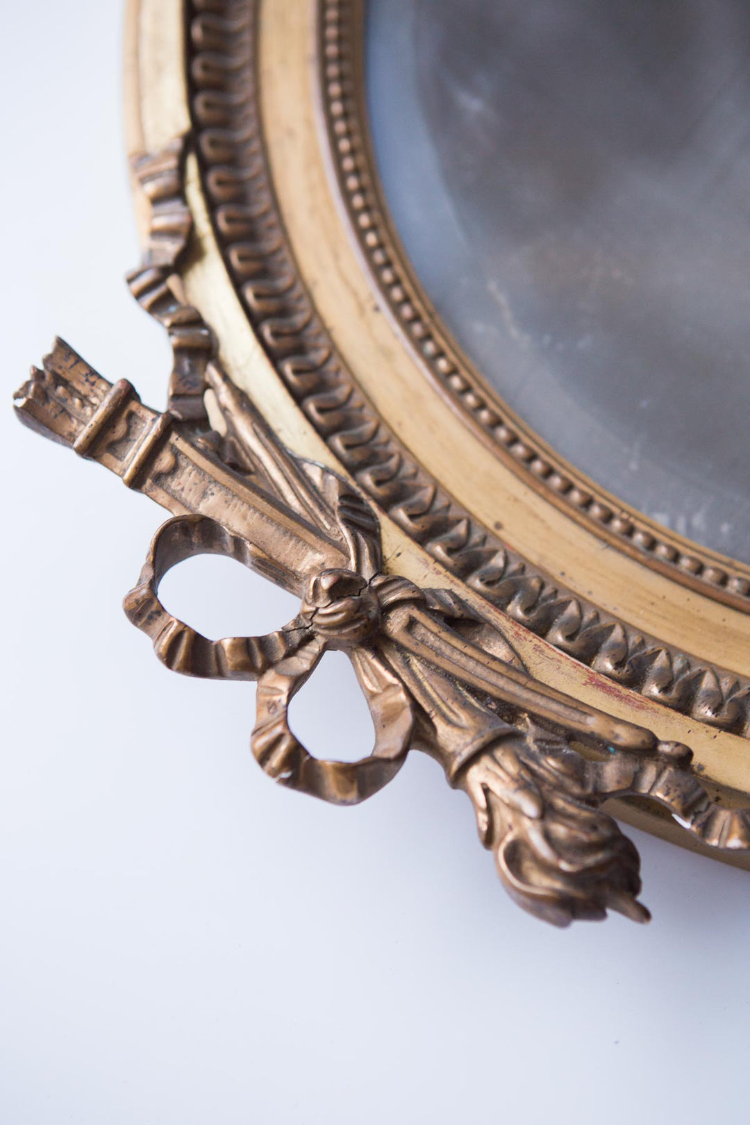 Antiguo espejo francés ovalado madera dorada con copete s. XIX antique french gilded mirror