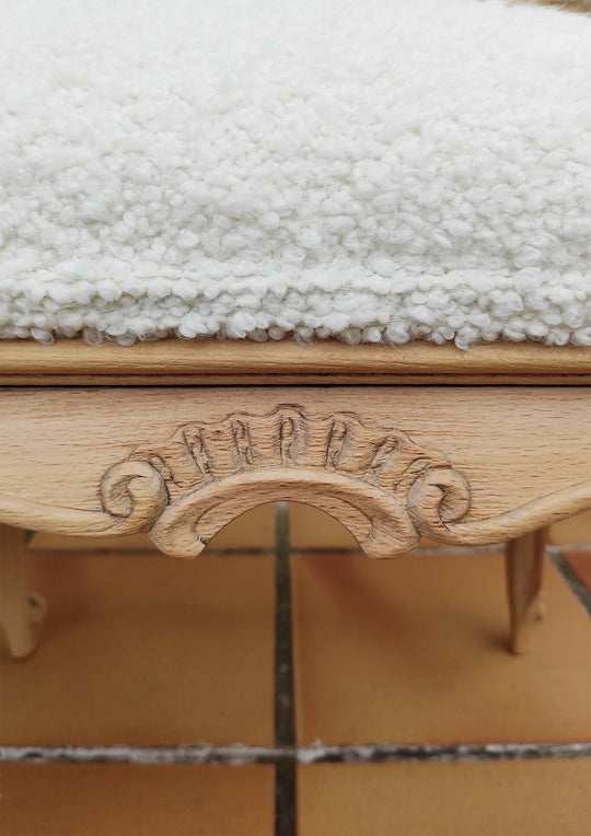 Gran banqueta madera castaño tapizado rizo blanco (108 cm)