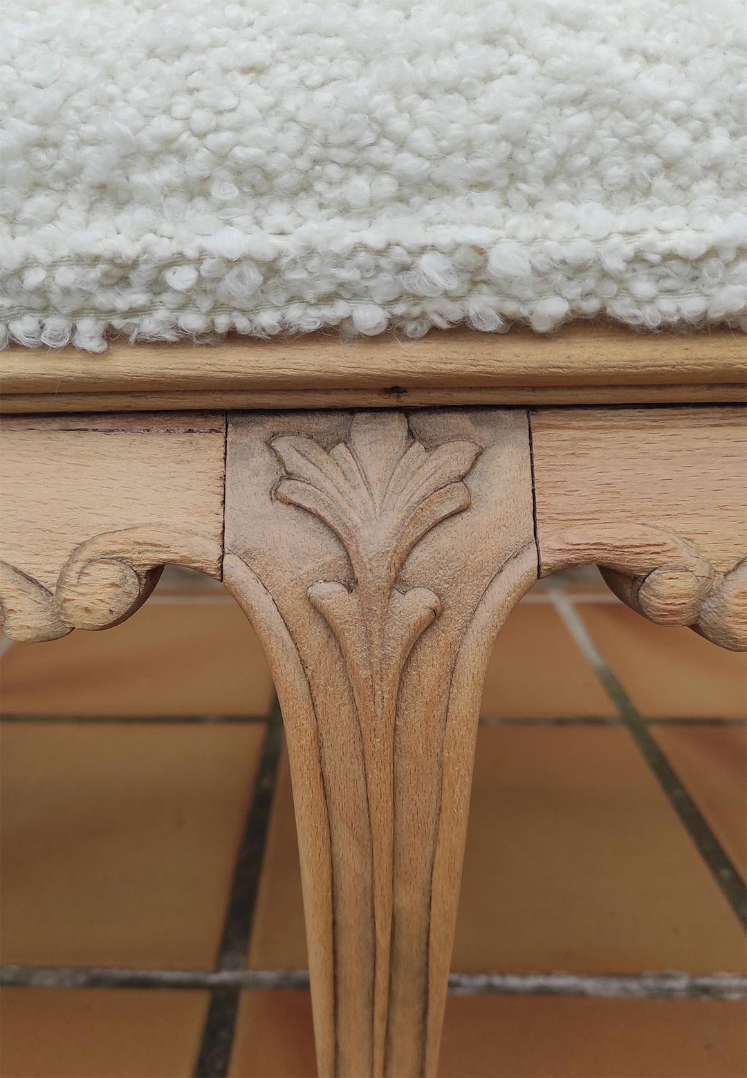 Gran banqueta madera castaño tapizado rizo blanco (108 cm)