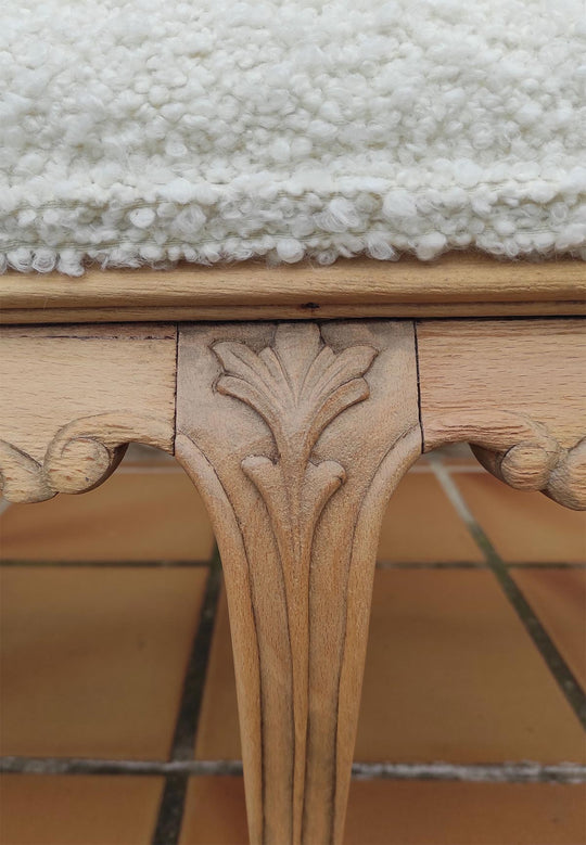 Gran banqueta madera castaño tapizado rizo blanco (108 cm)