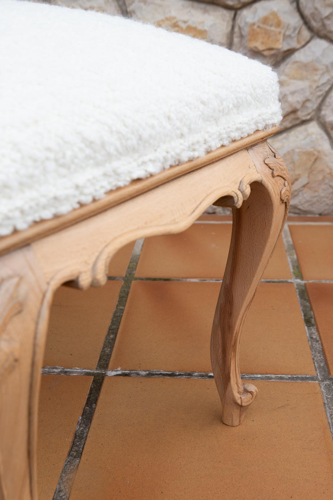 Gran banqueta madera castaño tapizado rizo blanco (108 cm)